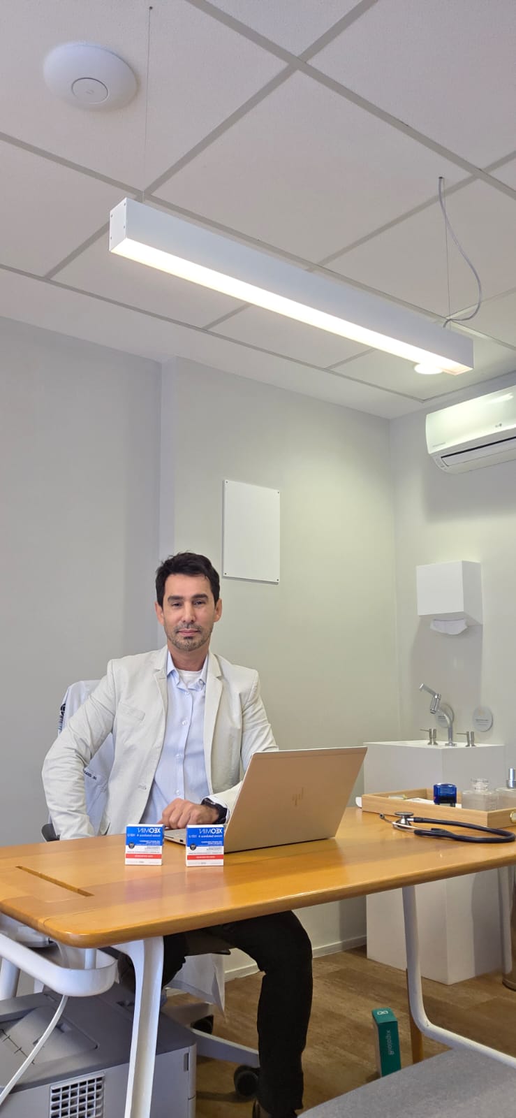 Dr. Eduardo Sena no consultório